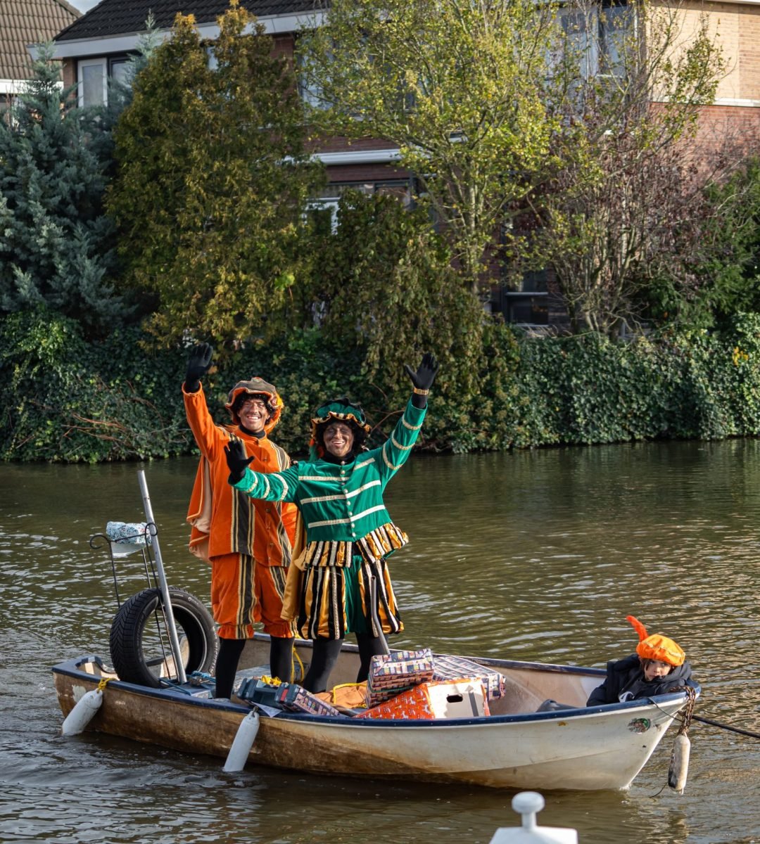 20251122_Intocht-Nieuwekerk-ad-IJssel_Sintenpietnaarwens.nl_Lr-logo-11